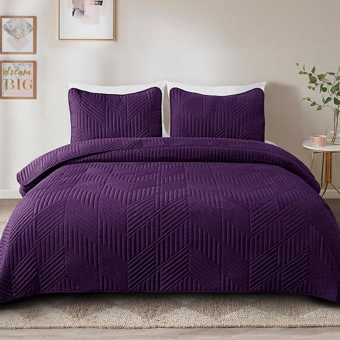 Exclusivo Mezcla California King Quilt Bedding Set, Lightweight Deep Purple Oversized King Bedspreads Soft Modern Geometric Coverlet Set for All Seasons (1 Quilt and 2 Pillow Shams)