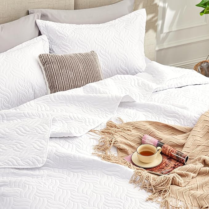 Love's cabin Quilts for Queen Bed White Bedspreads - Soft Bed Summer Lightweight Bedspread Comforter - Modern Style Wave Pattern Coverlet for All Season - 3 Pieces (1 Quilt, 2 Pillow Shams)