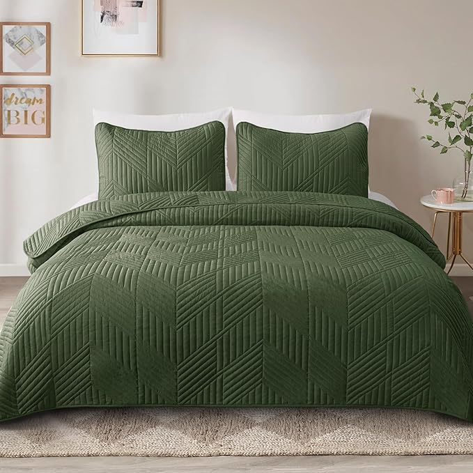 Exclusivo Mezcla California King Quilt Bedding Set, Lightweight Olive Green Oversized King Bedspreads Soft Modern Geometric Coverlet Set for All Seasons (1 Quilt and 2 Pillow Shams)