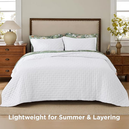 Bedsure Twin Quilt - Ultra Soft Twin XL Quilt Bedding for Dorm Decor, Lightweight All-Season Comforter, Bright White Bedspread Coverlet with Clover Pattern, 68 x 86 Inches | Stitch-Free Quilting, Ultra Soft, Lightweight, Machine Washable, Pet-Friendly
