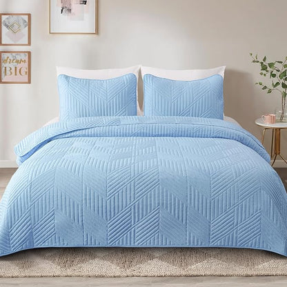 Exclusivo Mezcla California King Quilt Bedding Set, Lightweight Light Blue Oversized King Bedspreads Soft Modern Geometric Coverlet Set for All Seasons (1 Quilt and 2 Pillow Shams)