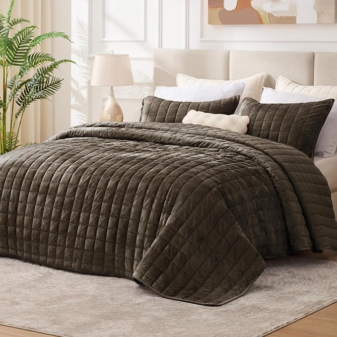 BEDELITE Velvet Quilt Set Queen Size - Luxury Velvet Comforter Bedding Set 3 Pieces, Lightweight Soft Cozy Mocha Brown Oversized Bedspread Coverlet for All Seasons with 2 Pillow Shams