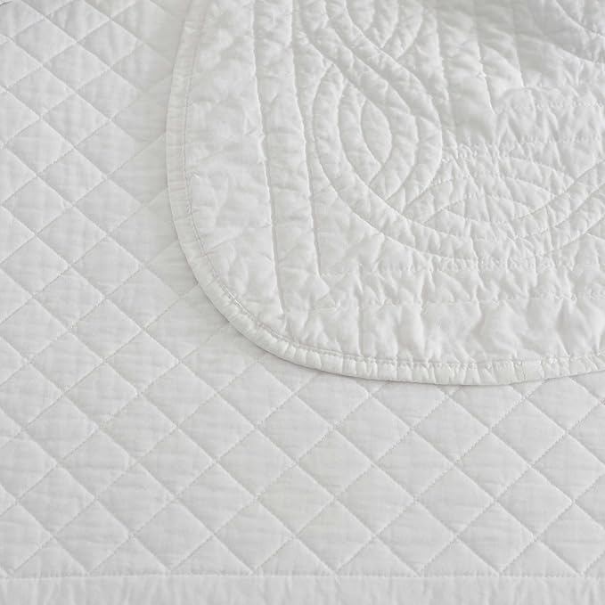 Martha Stewart - King Size Quilt Set, Soft & Breathable Cotton Percale Quilted Bedding with Matching Pillowcases, Scalloped Edge Bed Set, Vintage Scallop White