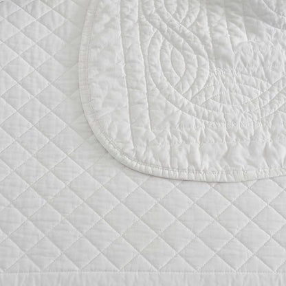 Martha Stewart - King Size Quilt Set, Soft & Breathable Cotton Percale Quilted Bedding with Matching Pillowcases, Scalloped Edge Bed Set, Vintage Scallop White