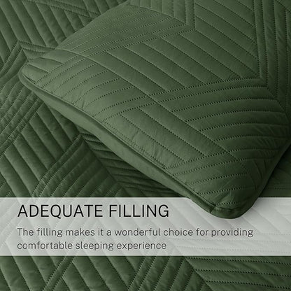 Exclusivo Mezcla California King Quilt Bedding Set, Lightweight Olive Green Oversized King Bedspreads Soft Modern Geometric Coverlet Set for All Seasons (1 Quilt and 2 Pillow Shams)