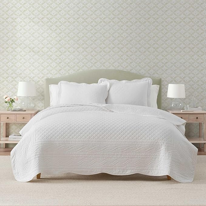Martha Stewart - Queen Size Quilt Set, Soft & Breathable Cotton Percale Quilted Bedding with Matching Pillowcases, Scalloped Edge Bed Set, Vintage Scallop White
