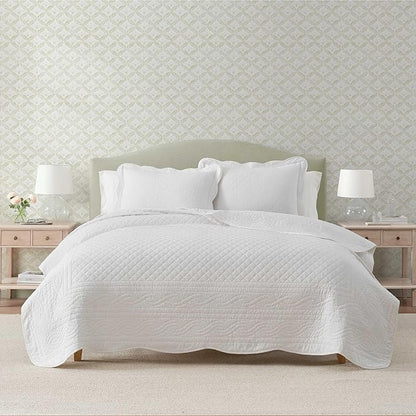Martha Stewart - Queen Size Quilt Set, Soft & Breathable Cotton Percale Quilted Bedding with Matching Pillowcases, Scalloped Edge Bed Set, Vintage Scallop White