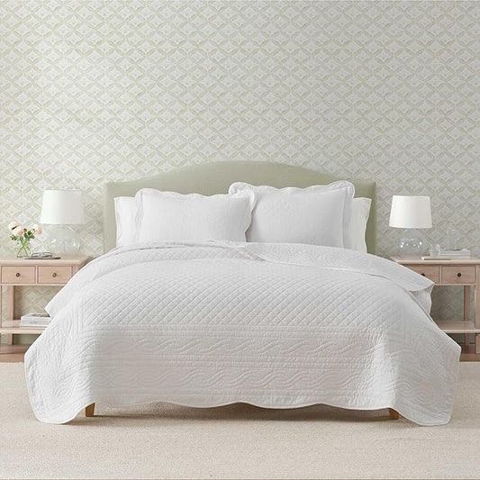 Martha Stewart - Twin Size Quilt Set, Soft & Breathable Cotton Percale Quilted Bedding with Matching Pillowcase, Scalloped Edge Bed Set, Vintage Scallop White