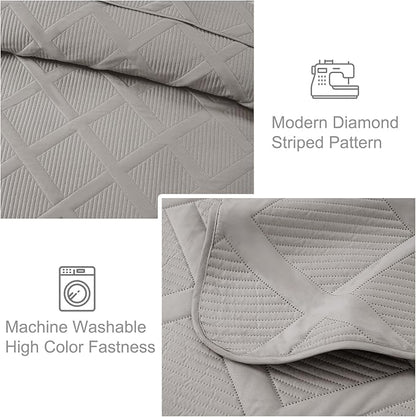 Exclusivo Mezcla Oversized King Quilt Set- Light Grey Cal King Quilts Bedding Set with 2 Pillow Shams, Modern Bedspread with Striped Pattern, Soft Lightweight Bedspreads Coverlets for All Seasons