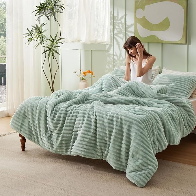 Bedsure Comforter Set Queen Size - GentleSoft™ 3 Pieces Double-Side Fleece Fluffy Sage Green Comforter Set, Cozy Striped Room Decor Aesthetic, Luxury Bedding Queen Size, 2 Pillowcases, 90x90 Inches