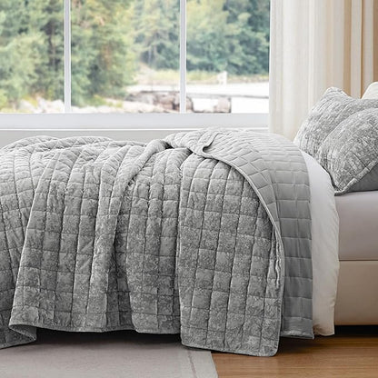 BEDELITE Velvet Quilt Set King Size - Luxury Velvet Comforter Bedding Set 3 Pieces, Lightweight Soft Cozy Shiny Light Grey Oversized Bedspread Coverlet for All Seasons with 2 Pillow Shams
