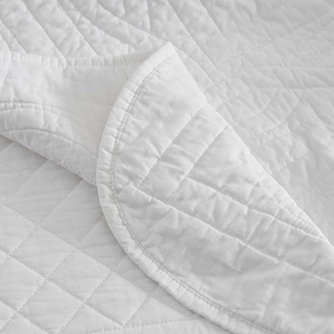 Martha Stewart - King Size Quilt Set, Soft & Breathable Cotton Percale Quilted Bedding with Matching Pillowcases, Scalloped Edge Bed Set, Vintage Scallop White