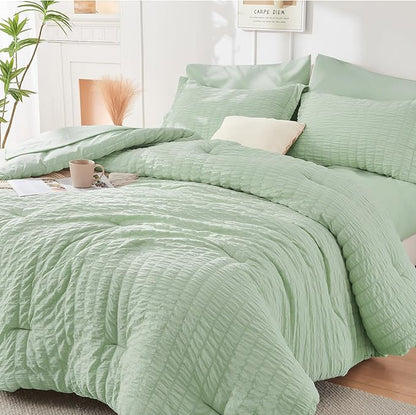 HYMOKEGE Light Green Duvet Cover King Size, Ultra Soft 3-Piece Seersucker Duvet Cover Set with Zipper Closure, Soft Brushed Microfiber Bedding Set with 8 Corner Ties (104"x90", 2 Pillowshams)