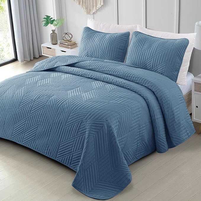Exclusivo Mezcla California King Quilt Bedding Set, Lightweight Grayish Blue Oversized King Bedspreads Soft Modern Geometric Coverlet Set for All Seasons (1 Quilt and 2 Pillow Shams)