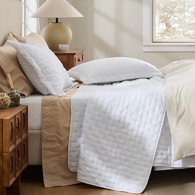 Bedsure Twin Quilt - Ultra Soft Twin XL Quilt Bedding for Dorm Decor, Lightweight All-Season Comforter, Bright White Bedspread Coverlet with Clover Pattern, 68 x 86 Inches | Stitch-Free Quilting, Ultra Soft, Lightweight, Machine Washable, Pet-Friendly