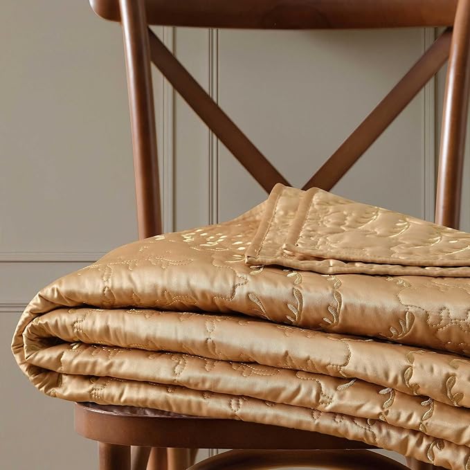 Martha Stewart - Queen Size Quilt Set, Soft & Smooth Sateen Bedding with a Light and Breathable Feel, 3 Piece Bed Set with Matching Pillowcases (Fern Embroidery Beige)