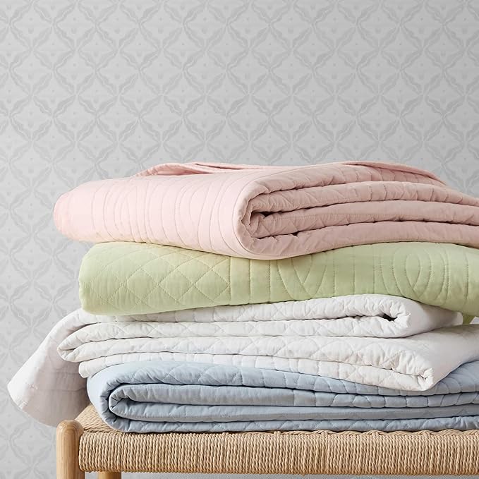 Martha Stewart - Queen Size Quilt Set, Soft & Breathable Cotton Percale Quilted Bedding with Matching Pillowcases, Scalloped Edge Bed Set, Vintage Scallop Blue