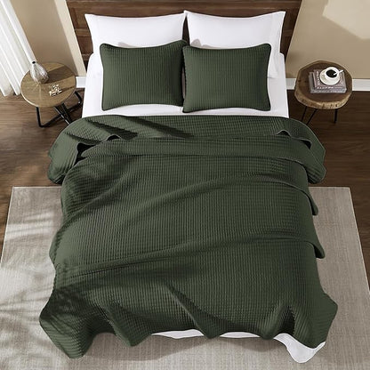 WRENSONGE Queen Quilt-3 Pieces Lightweight Bedspreads Dark Green Queen Size Quilt Bedding Set for All Seasons, Soft Summer Coverlet with 2 Pillow Shams Suitable for Bed, Couch