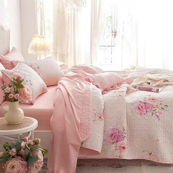 Wake In Cloud - Shabby Chic Quilt Set, Floral Coquette Cottagecore Farmhouse Vintage Flowers, for Women Teen Girls, Reversible Lightweight Bedspread Coverlet, 3 Pieces, Light Pink, Queen/Full Size