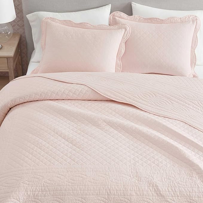 Martha Stewart - Queen Size Quilt Set, Soft & Breathable Cotton Percale Quilted Bedding with Matching Pillowcases, Scalloped Edge Bed Set, Vintage Scallop Pink