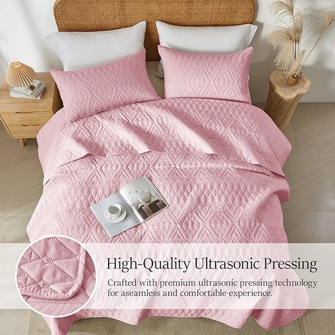 akkialla Full/Queen Quilt Set, Pink Lightweight Microfiber Bedspread Coverlet, Boho Geometric Pattern, Soft All-Season Bedding, 3-Piece (1 Quilt, 2 Pillow Shams) | Breathable material, Modern Style
