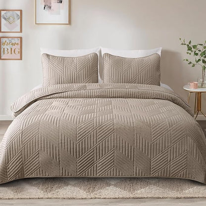 Exclusivo Mezcla California King Quilt Bedding Set, Lightweight Taupe Oversized King Bedspreads Soft Modern Geometric Coverlet Set for All Seasons (1 Quilt and 2 Pillow Shams)