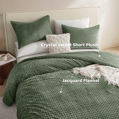 Petrichor Fluffy Queen Comforter Set - Ultra-Soft Green Flannel Thick Comforter for Queen Bed, Luxury Warm Bedding Set for Winter & Fall, Cozy Fuzzy Bed Set 3 Pieces (1 Comforter & 2 Pillowcases)