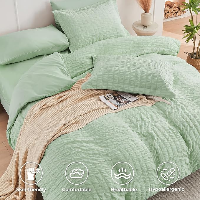 HYMOKEGE Light Green Duvet Cover King Size, Ultra Soft 3-Piece Seersucker Duvet Cover Set with Zipper Closure, Soft Brushed Microfiber Bedding Set with 8 Corner Ties (104"x90", 2 Pillowshams)