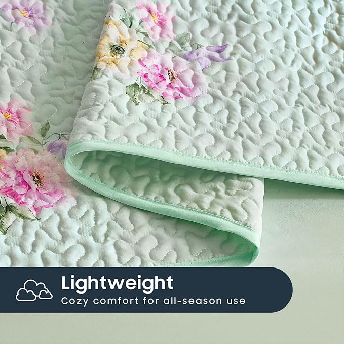 Wake In Cloud - Shabby Chic Quilt Set, Floral Coquette Cottagecore Farmhouse Vintage Flowers, for Women Teen Girls, Reversible Lightweight Bedspread Coverlet, 3 Pieces, Green, Queen/Full Size