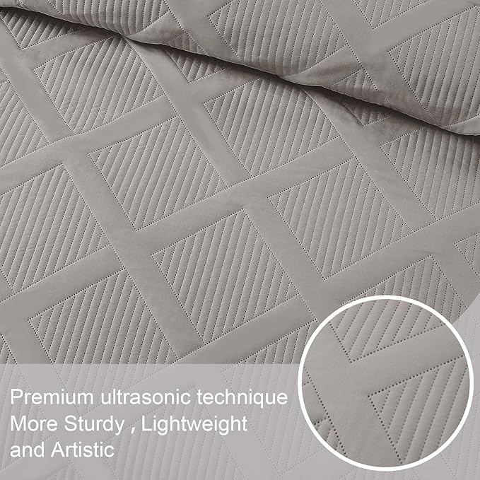 Exclusivo Mezcla Oversized King Quilt Set- Light Grey Cal King Quilts Bedding Set with 2 Pillow Shams, Modern Bedspread with Striped Pattern, Soft Lightweight Bedspreads Coverlets for All Seasons