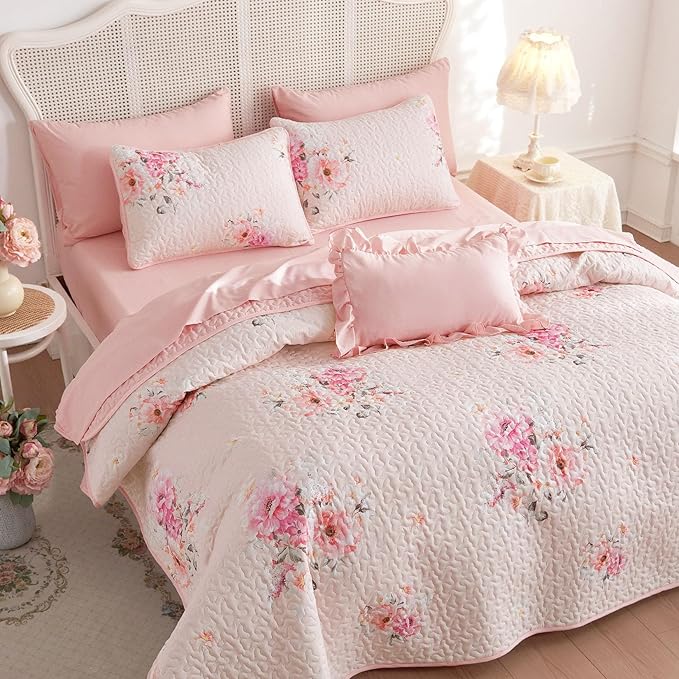 Wake In Cloud - Shabby Chic Quilt Set, Floral Coquette Cottagecore Farmhouse Vintage Flowers, for Women Teen Girls, Reversible Lightweight Bedspread Coverlet, 3 Pieces, Light Pink, Queen/Full Size