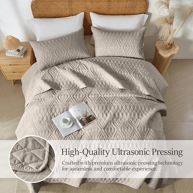 akkialla Full/Queen Quilt Set, Taupe Lightweight Microfiber Bedspread Coverlet, Boho Geometric Pattern, Soft All-Season Bedding, 3-Piece (1 Quilt, 2 Pillow Shams) | Breathable fabric, Modern style