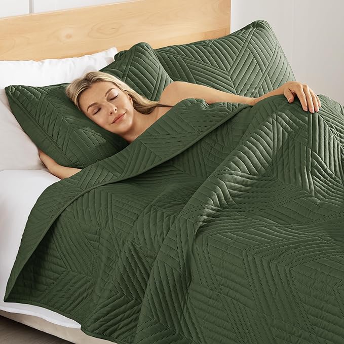Exclusivo Mezcla Ultrasonic Full Queen Quilt Bedding Set, Lightweight Olive Green Bedspreads Soft Modern Geometric Coverlet Set for All Seasons (1 Quilt and 2 Pillow Shams)