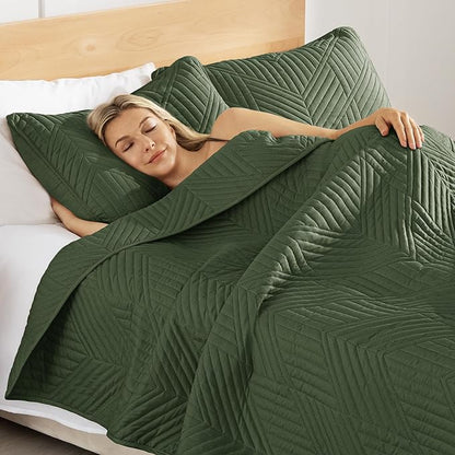 Exclusivo Mezcla Ultrasonic Twin Quilt Bedding Set, Lightweight Olive Green Bedspreads Soft Modern Geometric Coverlet Set for All Seasons (1 Quilt and 1 Pillow Sham)
