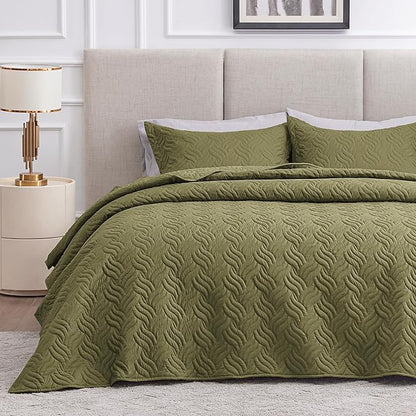 Love's cabin California King Size Quilt Bedding Set Olive Green Bedspread - Cal King Summer Lightweight Bedspread Comforter - Wave Pattern Coverlet for All Season - 3 Pieces (1 Quilt, 2 Pillow Shams)
