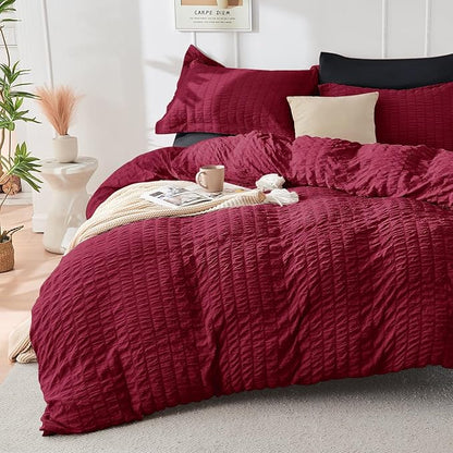 HYMOKEGE Dark Red/Black Duvet Cover King Size, Ultra Soft 3-Piece Seersucker Duvet Cover Set with Zipper Closure, Soft Brushed Microfiber Bedding Set with 8 Corner Ties (104"x90", 2 Pillowshams)