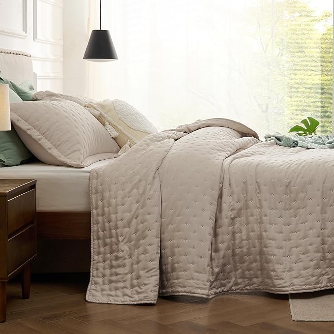 Bedsure Twin Quilt Bedding Set - Soft Ultrasonic Twin XL Bedspread - Light Camel Coverlet Quilted Bedding - Lightweight Comforter Set for All Seasons (Includes 1 Pillow Sham) | Stitch-Free Quilting, Ultra Soft, Lightweight, Machine Washable, Pet-Friendly
