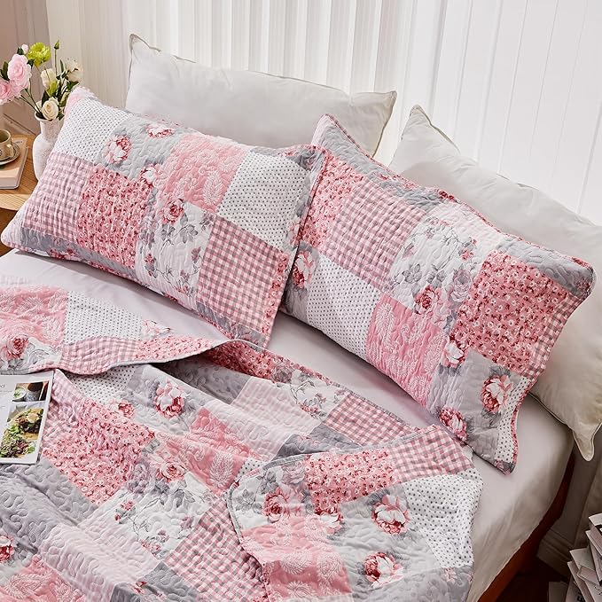 Oversized King Size Pink Grey Floral Quilt Set 128x120 Plaid Patchwork Extra Wide Super King Size Comforter Rversible Quilted Bedspread Coverlet Set 3-Piece Bedding Set Bed Cover with 2 Pillow Shams | Oversized King Quilt, Pink Plaid Quilt Set, 128x120...