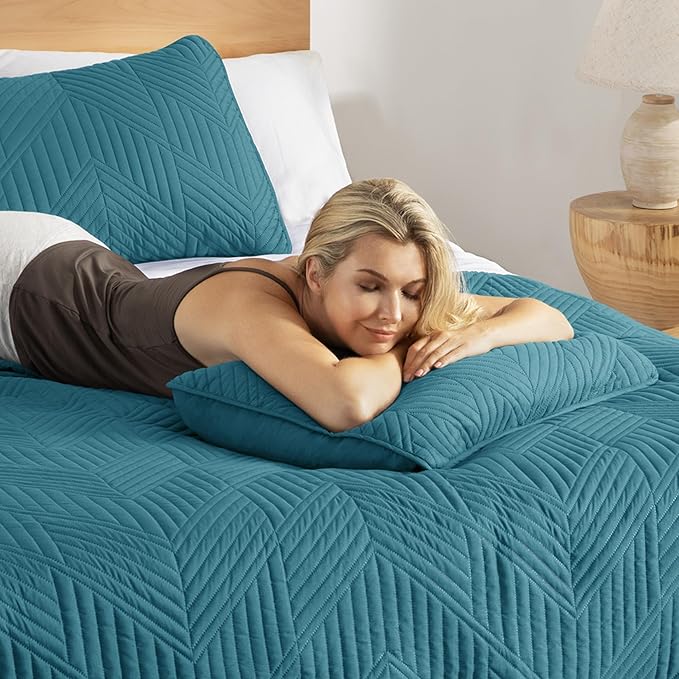 Exclusivo Mezcla California King Quilt Bedding Set, Lightweight Teal Oversized King Bedspreads Soft Modern Geometric Coverlet Set for All Seasons (1 Quilt and 2 Pillow Shams)