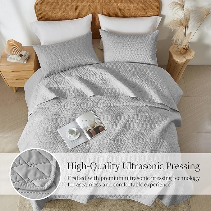 akkialla King/Cal King Size Quilt Bedding Set,Light Grey Lightweight Microfiber Soft Bedspread,Modern Style Geometric Pattern Coverlet Set for All Seasons,3 Piece(1 Quilt,2 Pillow Shams)