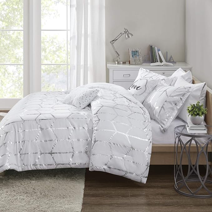 Intelligent Design Raina Full/Queen Comforter Set, Soft Microfiber, Modern Geometric Metallic Bed Set, 5 Pieces College Bedding with 2 Shams, 2 Toss Pillows White/Silver