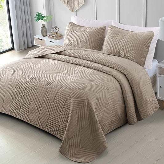 Exclusivo Mezcla California King Quilt Bedding Set, Lightweight Taupe Oversized King Bedspreads Soft Modern Geometric Coverlet Set for All Seasons (1 Quilt and 2 Pillow Shams)