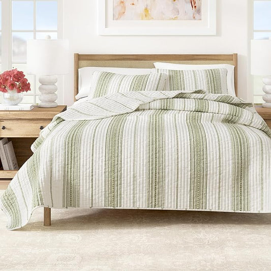 Great Bay Home Striped Quilt Set - 2-Piece Twin/Twin XL Size Farmhouse Bedding Set - Lightweight, All-Season, Reversible Bedspread (White/Green)