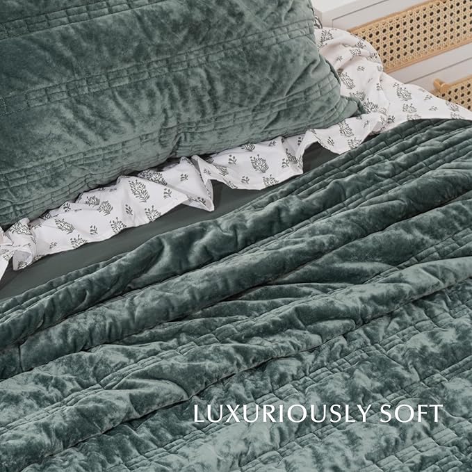 EVERGRACE Luxury Ruched Velvet Quilt Queen Size, Ultra Soft Bedspread Coverlet Set, Lightweight Velvet Comforter, Quilted Bedding Cover with 2 Matching Shams for All Season, Dark Green