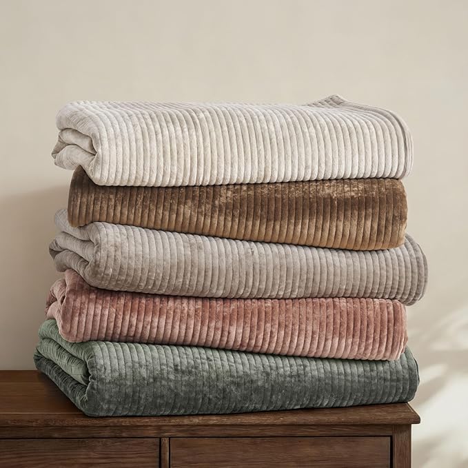 EVERGRACE Velvet Quilt Set Queen Size, Luxurious Soft Quilted Bedding Sets, Lightweight Velvet Comforter for All Season, Striped Channel Bedspread Coverlet with 2 Shams, Dried Thyme Green