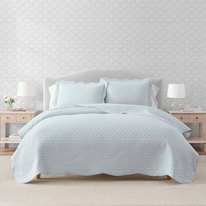 Martha Stewart - Queen Size Quilt Set, Soft & Breathable Cotton Percale Quilted Bedding with Matching Pillowcases, Scalloped Edge Bed Set, Vintage Scallop Blue
