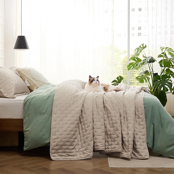 Bedsure Twin Quilt Bedding Set - Soft Ultrasonic Twin XL Bedspread - Light Camel Coverlet Quilted Bedding - Lightweight Comforter Set for All Seasons (Includes 1 Pillow Sham) | Stitch-Free Quilting, Ultra Soft, Lightweight, Machine Washable, Pet-Friendly