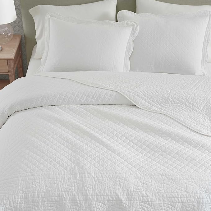 Martha Stewart - Twin Size Quilt Set, Soft & Breathable Cotton Percale Quilted Bedding with Matching Pillowcase, Scalloped Edge Bed Set, Vintage Scallop White