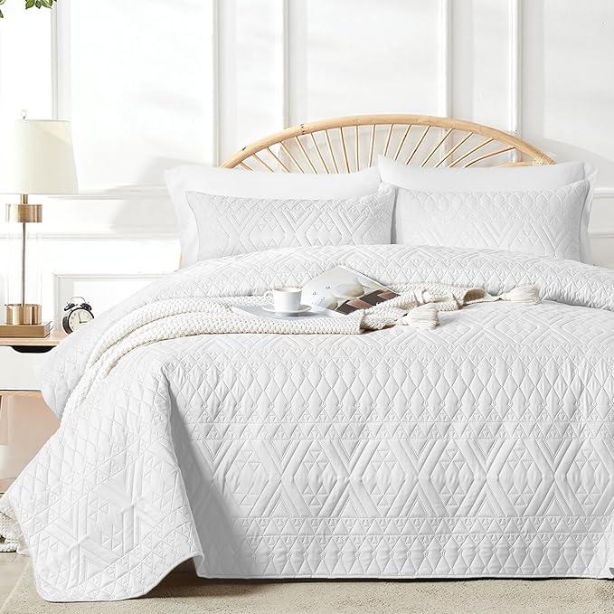 akkialla King/Cal King Size Quilt Bedding Set,White Lightweight Microfiber Soft Bedspread,Modern Style Geometric Pattern Coverlet Set for All Seasons,3 Piece(1 Quilt,2 Pillow Shams)