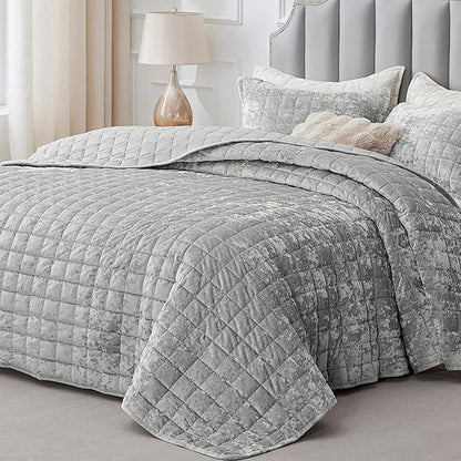 BEDELITE Velvet Quilt Set King Size - Luxury Velvet Comforter Bedding Set 3 Pieces, Lightweight Soft Cozy Shiny Light Grey Oversized Bedspread Coverlet for All Seasons with 2 Pillow Shams